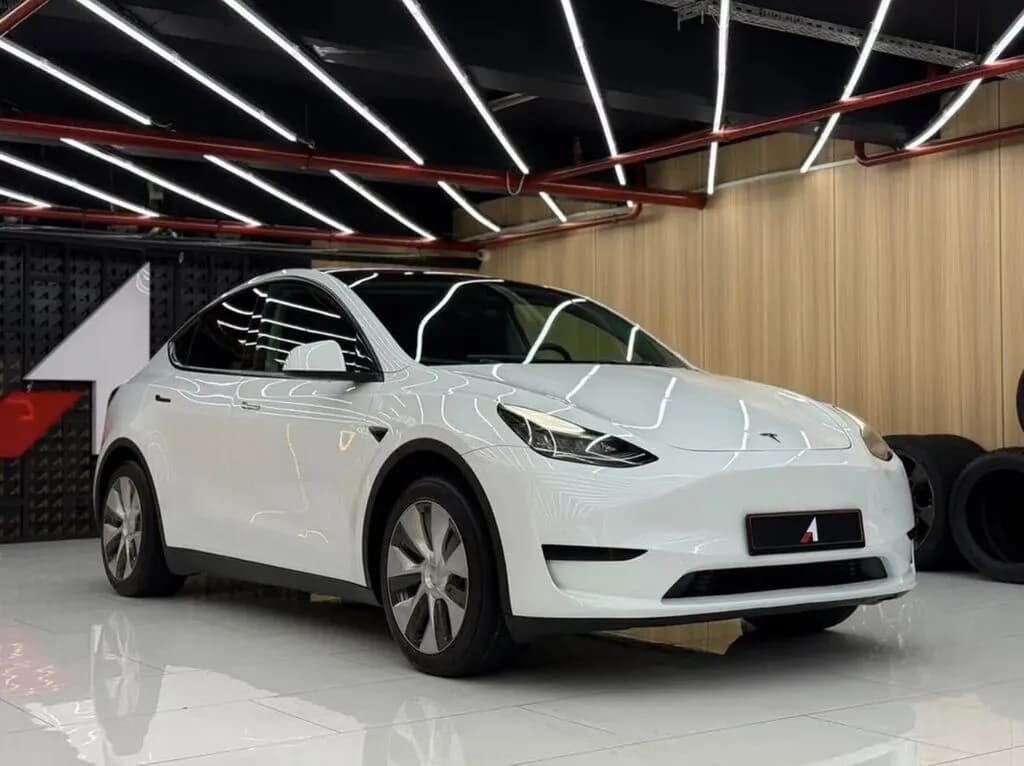 Tesla Model Y, 2024